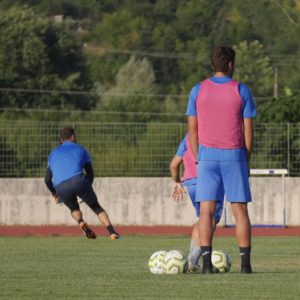 Με απογευματινή προπόνηση συνέχισε την προετοιμασία της η ομάδα μας στο ΠΕΑΚΙ.

Η δουλειά πάνω στο τακτικό κομμάτι συνεχίζει με εντατικούς ρυθμούς ενόψει και της αναχώρησης της ομάδας την Κυριακή για Καρπενήσι και το βασικό κομμάτι της καλοκαιρινής προετοιμασίας.

ΓΙα αύριο το πρόγραμμα έχει διπλή προπόνηση, πρωί και απόγευμα.

Link: http://pasgiannina.gr/training/training-29-07-20/

#pas #pasgiannina #pasgianninafc #pastraining