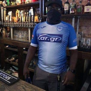 Ο Μπράντον δουλεύει στο hooligans bar στη Σαρλότ της Βόρειας Κρολίνας. Η Λαμπρινή τον πέτυχε επί το έργον με μπλουζάκι ΠΑΣ ΓΙΑΝΝΙΝΑ. 
Μέχρι την άκρη του κόσμου…
Υποθέσαμε ότι ο Μπράντον χρειαζόταν επίσημη εμφάνιση και η 
@pasgianninafc το έκανε πραγματικότητα. Καλοφόρετη @blacknight921