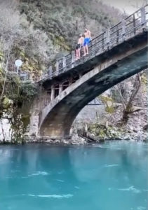 Δύο τολμηροί παίκτες του ΠΑΣ Γιάννινα βούτηξαν στον παγωμένο Βοϊδομάτη!